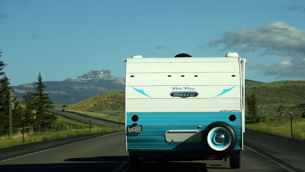 Kit panneau solaire pour camping-car : énergie autonome lors de vos aventures